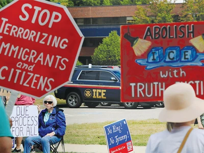 이민 단속 두려움에… “병원 못가고 경찰 신고도 꺼려”
