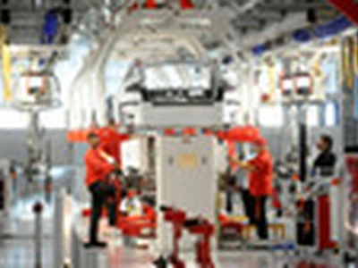 “테슬라 공장서 로봇이 공격해 중상”