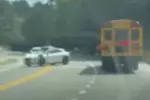자율주행차, 어린이 하차 중인 스쿨버스 통과