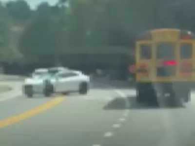 자율주행차, 어린이 하차 중인 스쿨버스 통과