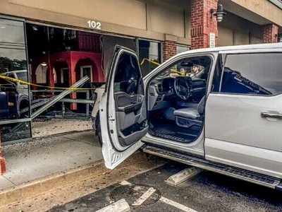 둘루스 식당에 트럭 돌진