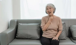 나이 들면서 점점 쉬는 목소리… 성대 이상?