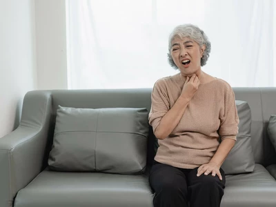 나이 들면서 점점 쉬는 목소리… 성대 이상?