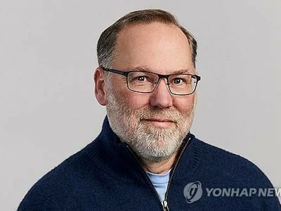 로키산맥 여행 도중 놓친 노벨상 수상 통보…"축하 문자 200건"
