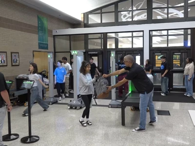 학교 안전 비상... 귀넷 무기 탐지 시스템 확대 설치