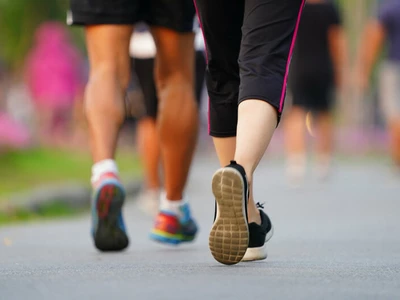 "걷기, 빈도보다 양이 중요…주3회 4천보→사망위험 40% 감소"