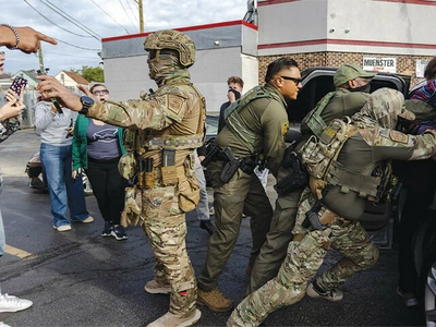 이민 단속 쫓기던 20대 차에 치여 숨져