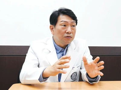 골다공증 예방용 칼슘·비타민, 과하면 결석 생겨… 적정 복용량은?