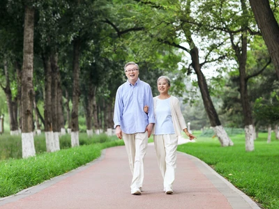 알츠하이머 질환 위험 낮추려면… “되도록 많이 걸어라”