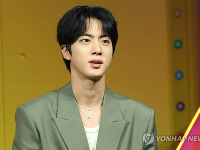 검찰, BTS 진 '기습 입맞춤' 일본인 여성 불구속 기소