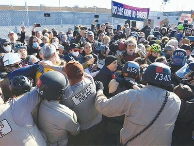 이민단속 반발 시위대 경찰과 ‘충돌’