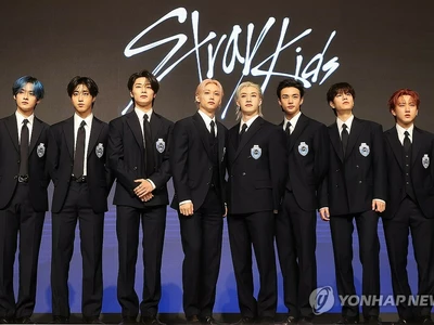 스트레이키즈, 빌보드 8연속 1위에 "저희만의 길 묵묵히 걷겠다"