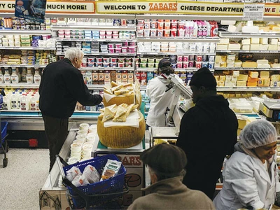 고물가 고통 ‘나홀로 귀 막은’ 트럼프… 참모진 노심초사