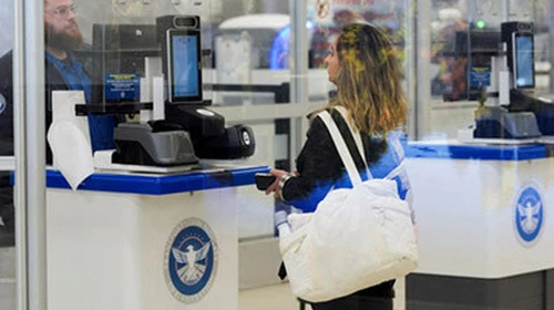 무비자 방문객도 입국시 5년치 SNS(소셜미디어) 계정 ‘검열’