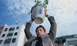 "이것은 불가능에 가까운 연기" NYT '어쩔수가없다' 이병헌 찬사