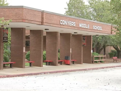 '올해의 교사' 출신 교사, 학생 구타 혐의 해고