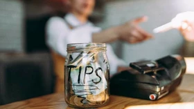 [특파원시선] 외식비 줄이는 미국… ‘30% 요구’ 팁 공포도 한몫?