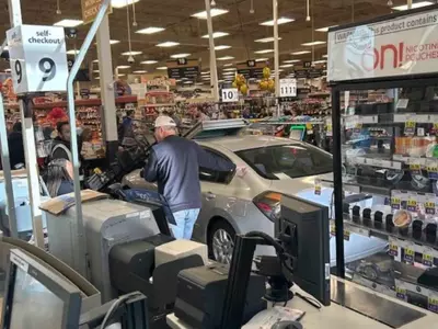 크로거 매장에 차량 돌진…4명 부상