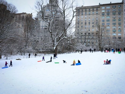 뉴욕에 3년만에 최대 폭설…항공기 수천편 결항·지연