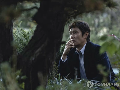 ‘어쩔수가없다’, 미 45개 극장서 조용한 흥행…박스오피스 12위