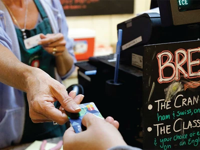 카드 이자 10%로 제한… 트럼프, 새 규제 추진