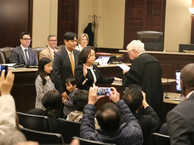 사라 박 둘루스 시의원 취임 선서