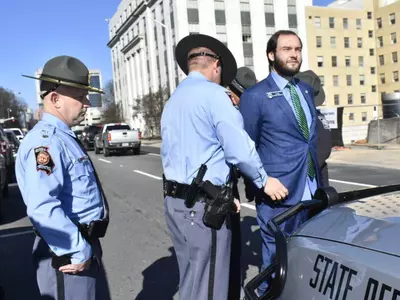 주의회 통과 첫 법안은 '친 총기 법안'
