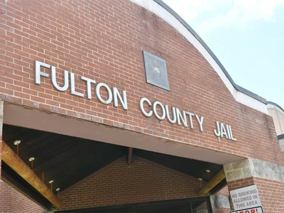 풀턴 구치소 간호사, 마약 밀반입 및 수감자와 관계