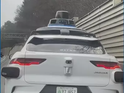 웨이모와 추돌사고...출동 경찰 고개만 '갸우뚱'