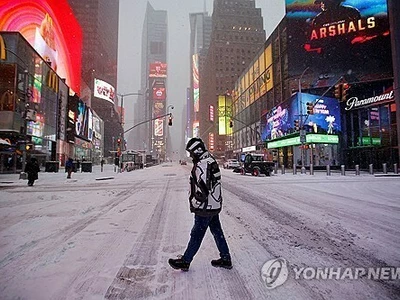 초강력 눈폭풍 강타…70만 가구 정전·항공편 대거결항