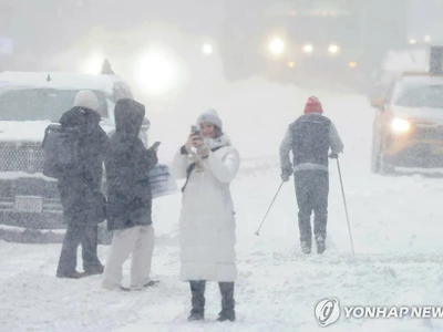 초강력 눈폭풍 강타로 항공편 1만편 결항·최소 8명 사망