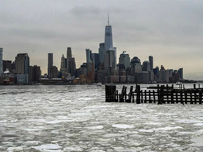 초강력 한파에 얼음으로 덮인 뉴욕 허드슨강