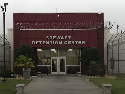 "늑장치료에 성폭력도…인권침해 만연"