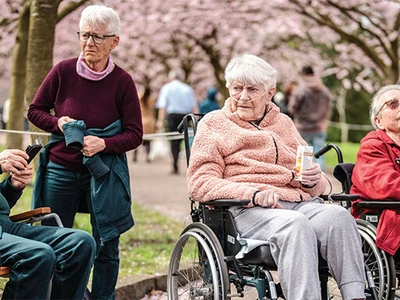 이별 슬픔도 버거운데… 노년 부부 간 돌봄 증가