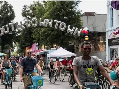 도심 거리서  ‘와인 한 잔’ 하며 산책