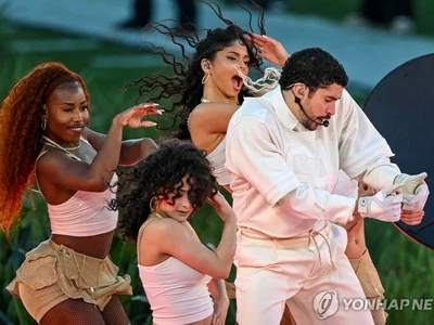 "우리 함께 아메리카"…슈퍼볼 무대서 트럼프에 맞선 팝스타