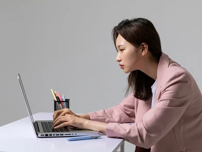 “거북이처럼 목 앞으로 쭉?”… 당장 자세부터 바꿔라