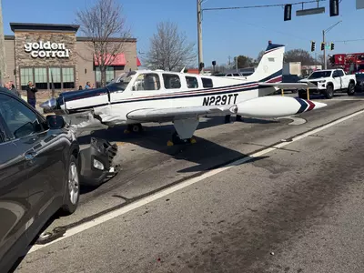 '아찔' 한낮 도심 도로에 비행기 비상착륙