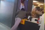 맥도날드 직원에 핫 커피 던진 마리에타 여성