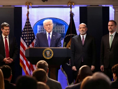 트럼프 “더 강력한 관세 수단 있다…전세계에 10% 추가 관세”