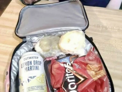 학생 도시락에 알코올 11도 음료수가