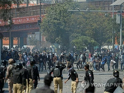 [하메네이 사망] 파키스탄서 미 영사관 습격 시도…9명 총격 사망