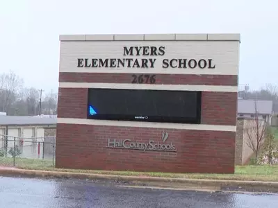 8세  초등생 장전 총 들고 등교..."부모 책임"