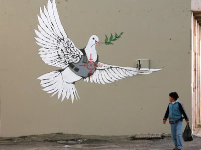 ‘얼굴 없는 화가’ 뱅크시의 정체는?… “영국 50대 예술가 로빈 거닝엄”