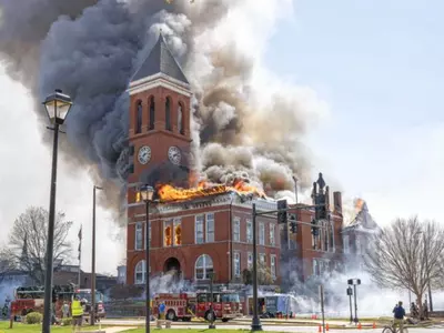 133년 역사 법원건물 화재로 붕괴