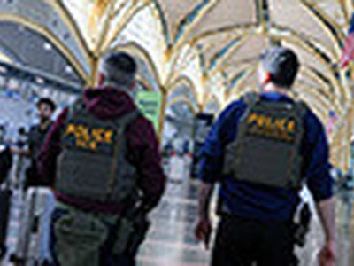 ICE 요원들 공항서 이민자 체포 논란