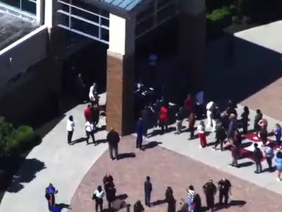 캅 고교생 총기 들고 등교…학교 ‘발칵’