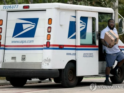 우정청, 소포에 첫 '유류할증료'…유가상승에 고육책