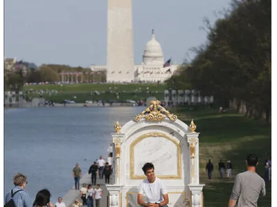워싱턴 DC에 황금변기… “트럼프 위한 왕좌” 조롱