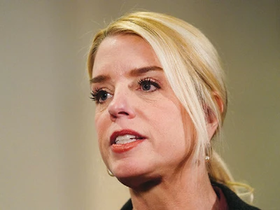 팸 본디 법무장관 경질 2기 두번째 장관 해임